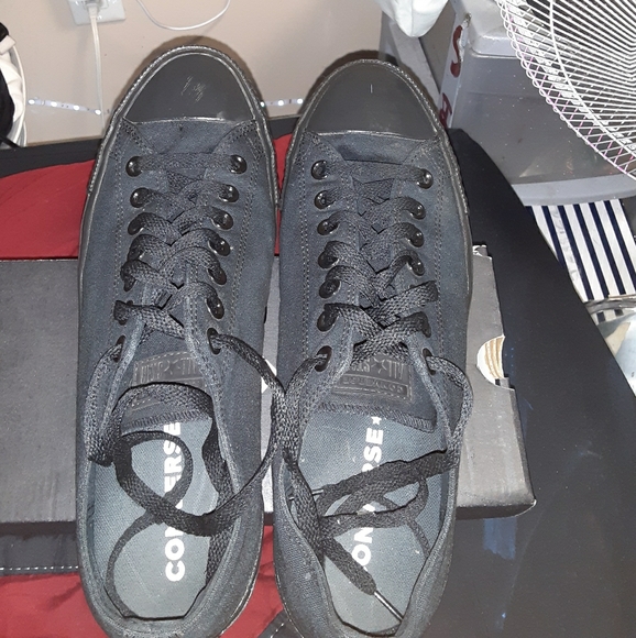 All black Converse - Picture 1 of 2